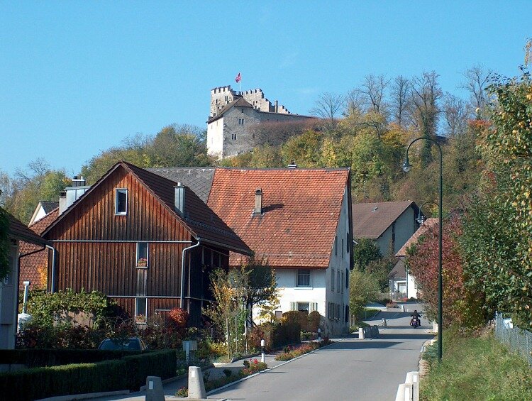 Habsburg Dorfplatz. Foto WS 2008.